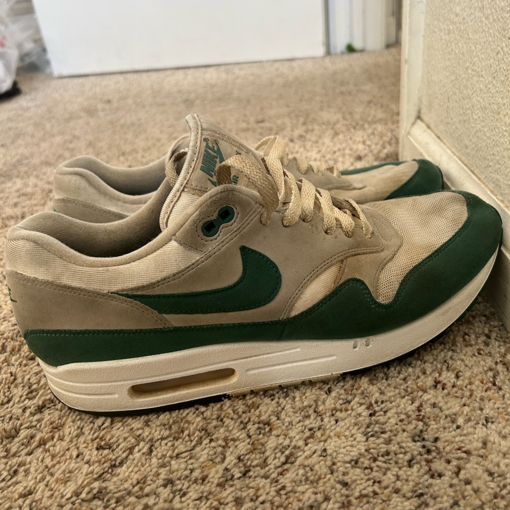 Nike Men's Sneakers in Green and Beige